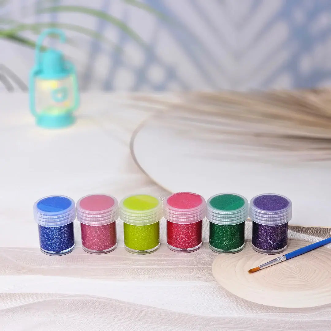 Children's watercolor paint kit with a palette of 12 bright and shimmering colors, encouraging artistic expression. www.usmile.toys