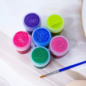 Children's watercolor paint kit with a palette of 12 bright and shimmering colors, encouraging artistic expression. www.usmile.toys