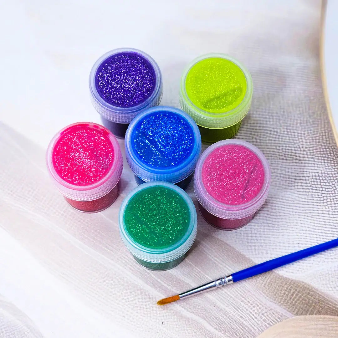 Children's watercolor paint kit with a palette of 12 bright and shimmering colors, encouraging artistic expression. www.usmile.toys