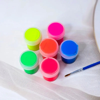 Children's watercolor paint kit with a palette of 12 bright and shimmering colors, encouraging artistic expression. www.usmile.toys