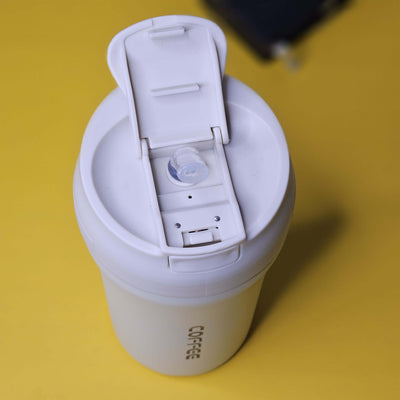 Clearly describes the color, highlights the "COFFEE" branding on the mug, and specifies the "flip-top" lid, all of which are visible and unique to this mug. Includes brand name. www.usmile.toys