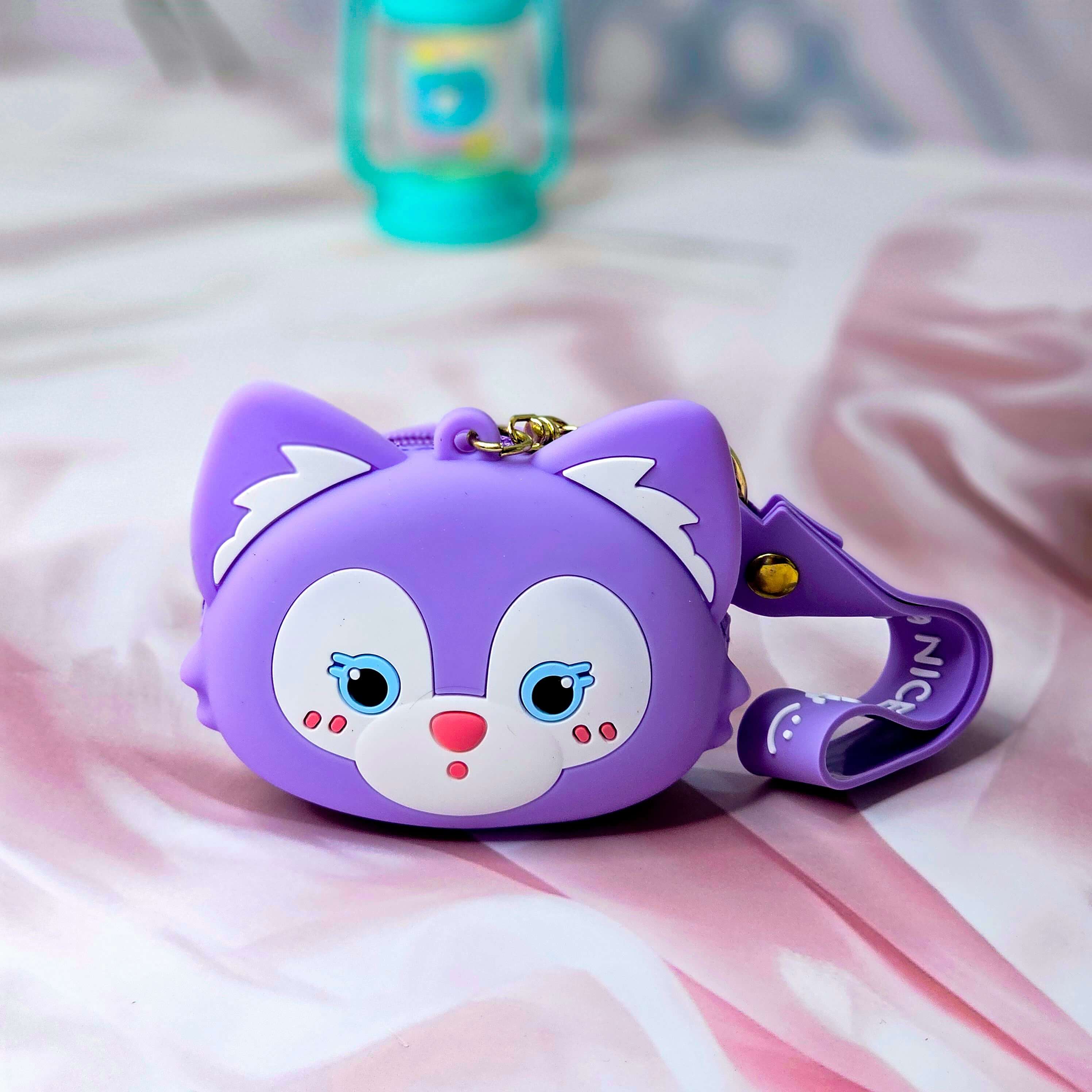 Cute Tom cartoon character silicone coin purse and keychain, featuring green eyes, a wide smile, and a grey wrist st rap with "A NICE DAY :)" text. This fun and practical accessory is perfect for kids and fans of cartoon characters, ideal for holding coins or small items. www.usmile.com