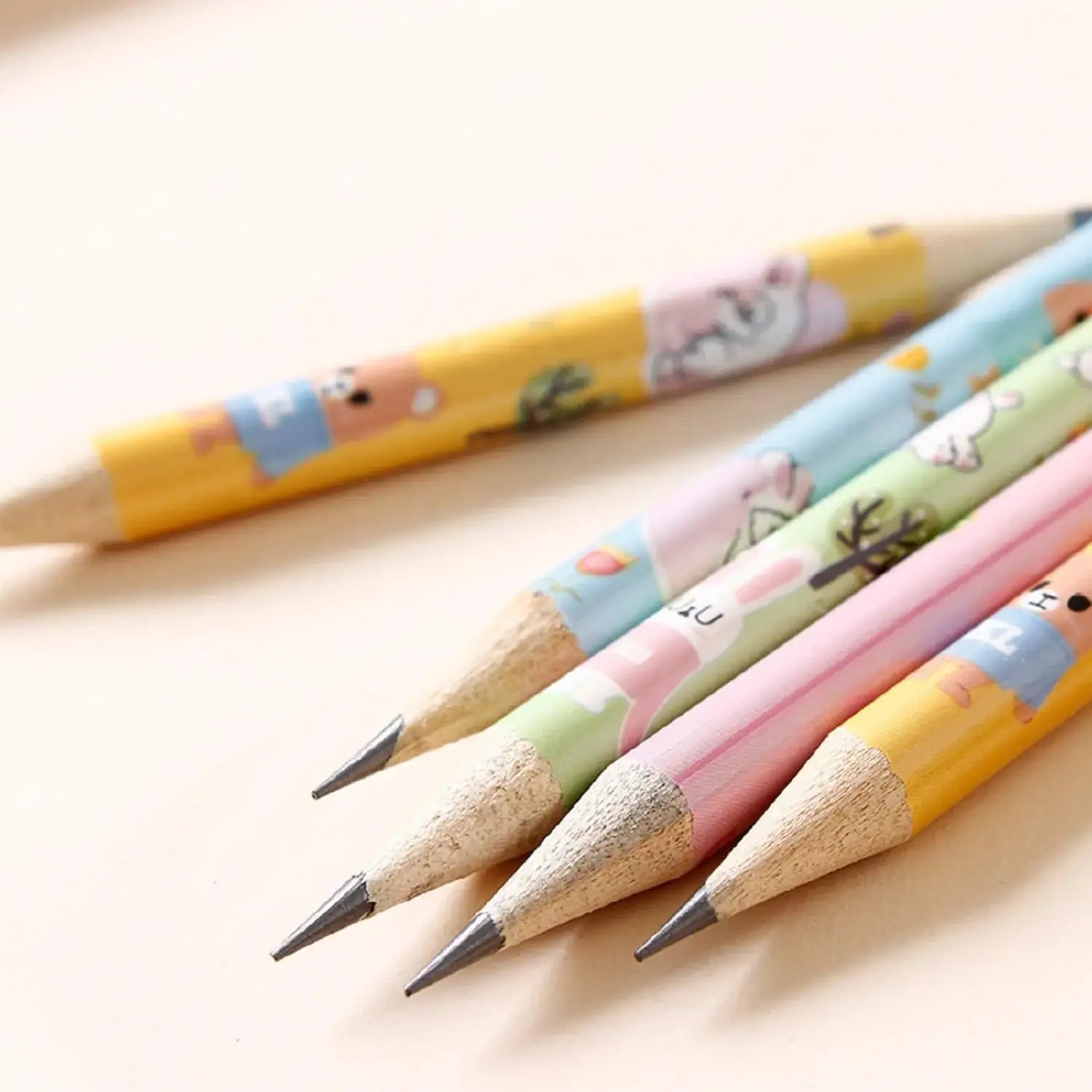 Novelty pencil set for children featuring a racing motorcycle theme, comes with three HB pencils and a sharpener, available in .
www.usmile.toys

