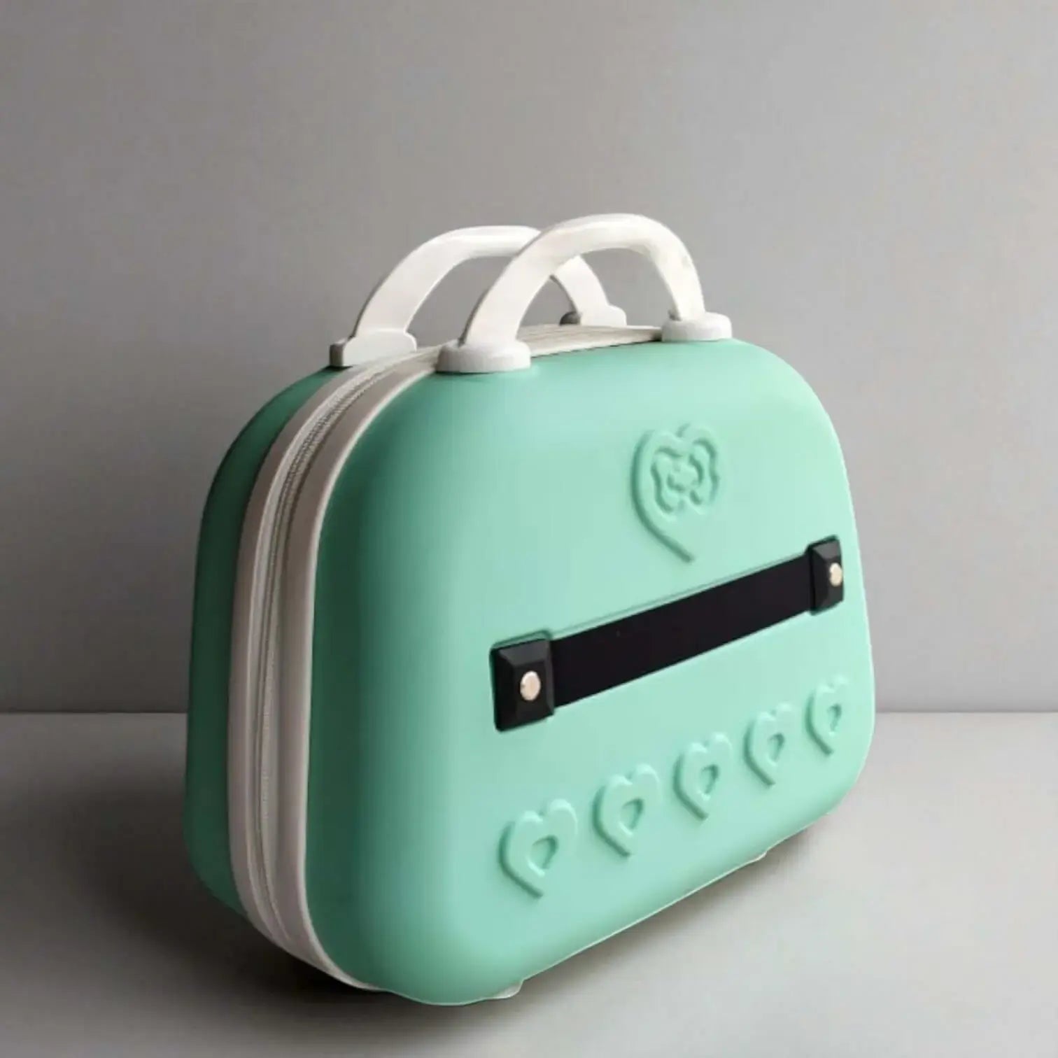Uses terms like "cute" and "makeup organizer," suggests use cases ("kids' toiletries," "travel"), and reinforces the brand and character.
www.usmile.toys