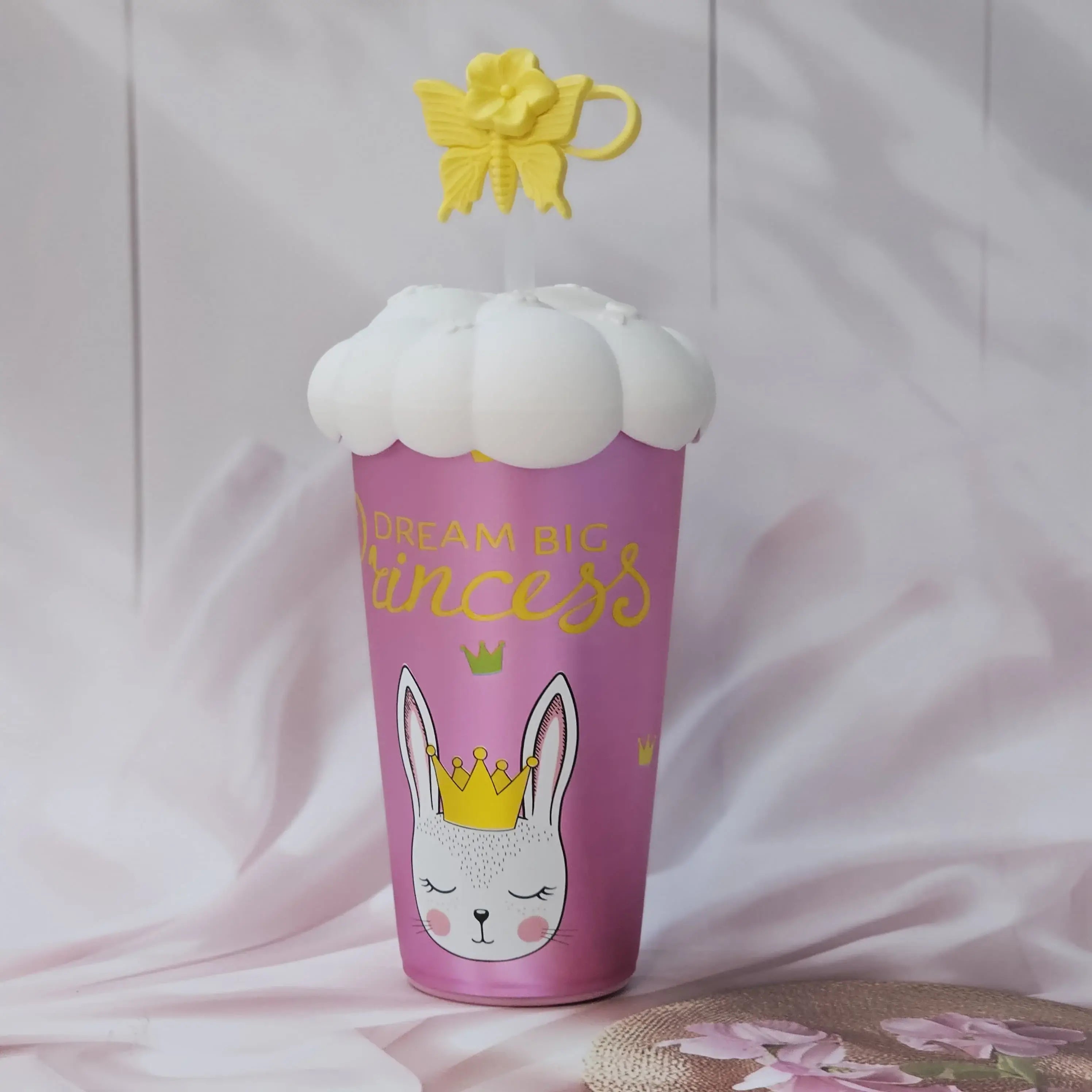Front view of five Usmile Toys kids' insulated cups, each with a different cartoon design (pug, donut, bunny, giraffe, girl) and a distinctive cloud-like lid with a matching character straw topper." www.usmile.toys