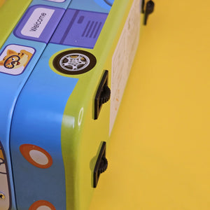 This double-decker bus pencil case with moving wheels is both practical and entertaining.
www.usmile.toys