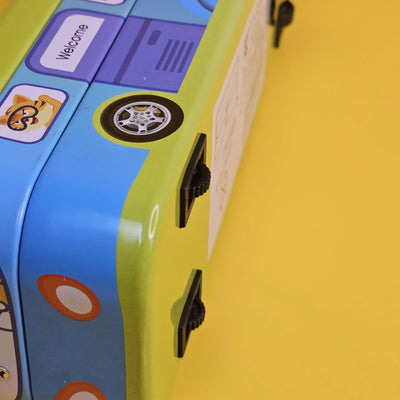 This double-decker bus pencil case with moving wheels is both practical and entertaining.
www.usmile.toys