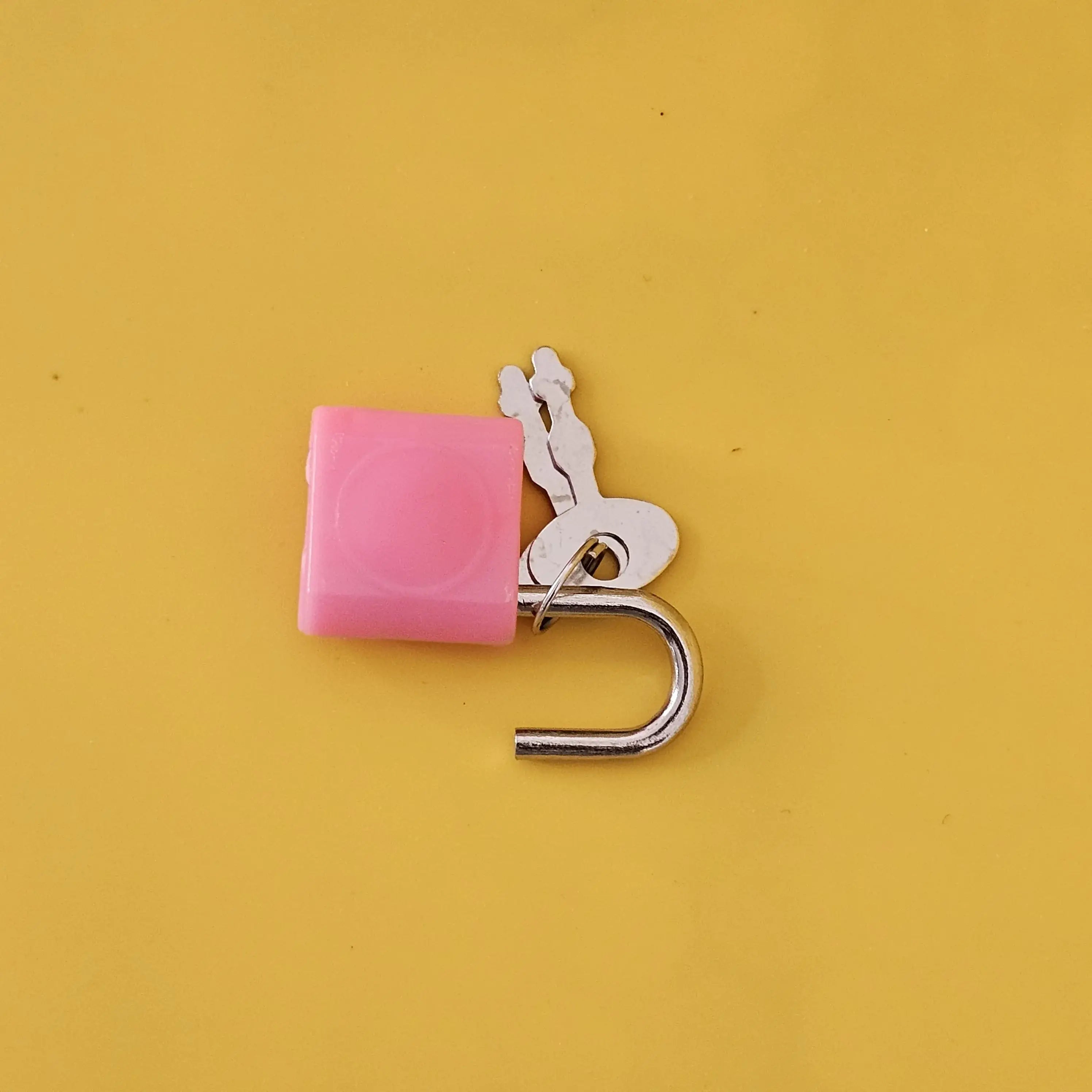 Kids' metal coin banks with locks, house shaped www.usmile.toys