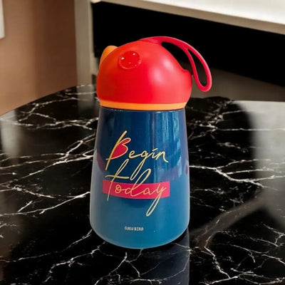 Leakproof stainless steel hot and cold water bottle for children, ideal for keeping beverages at the right temperature for school and outings in www.usmile.toys.
