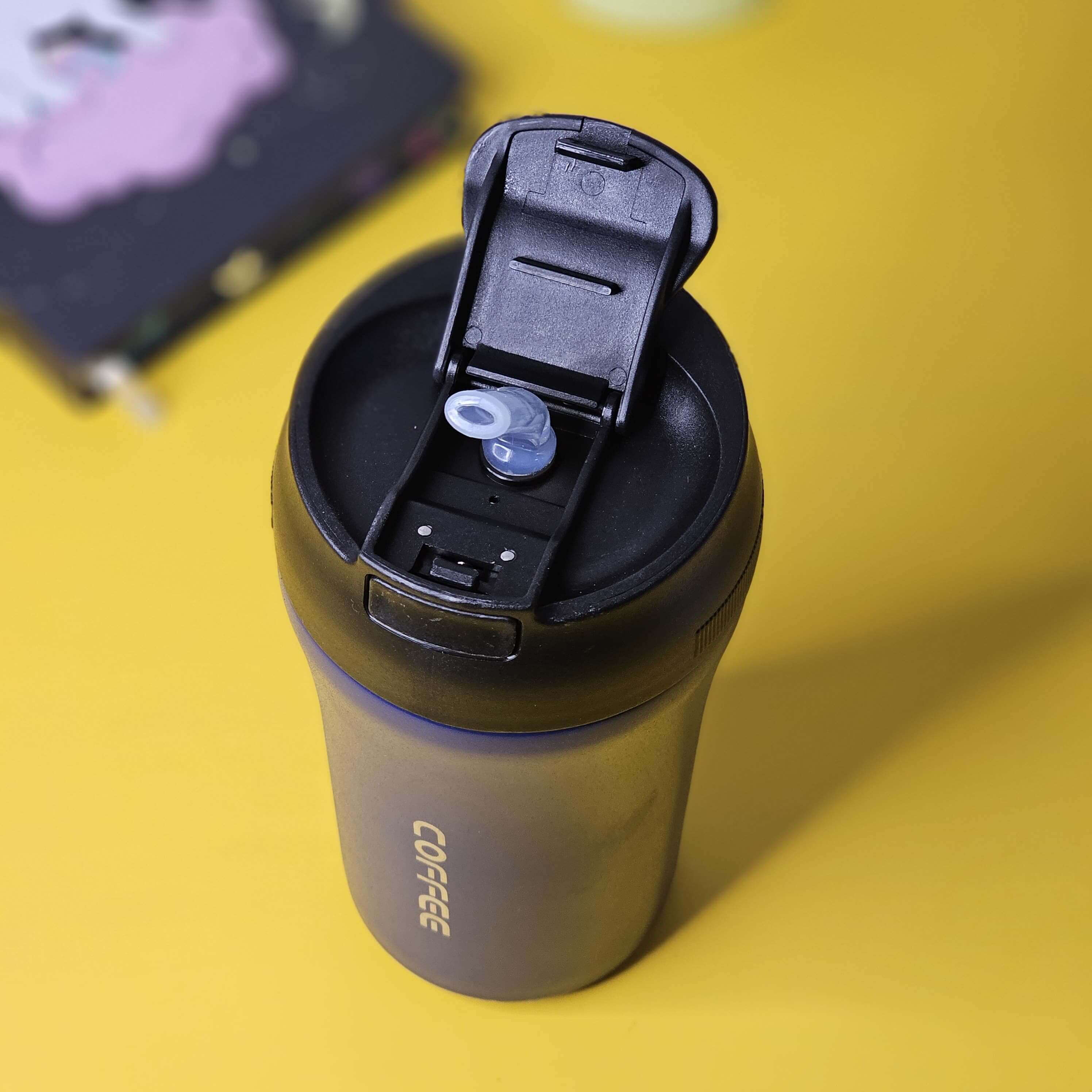 Clearly describes the color, highlights the "COFFEE" branding on the mug, and specifies the "flip-top" lid, all of which are visible and unique to this mug. Includes brand name. www.smile.toys